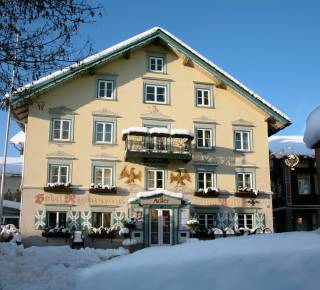 Außenansicht Hotel Adler Oberstaufen im Winter mit Schnee