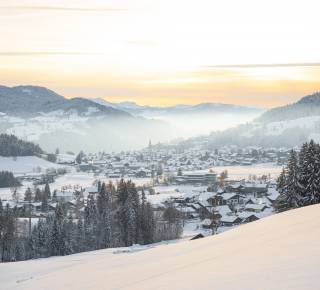 Oberstaufen im Allgäu im Winter bei Sonneaufgang