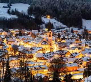 Oberstaufen im Schnee am Abend