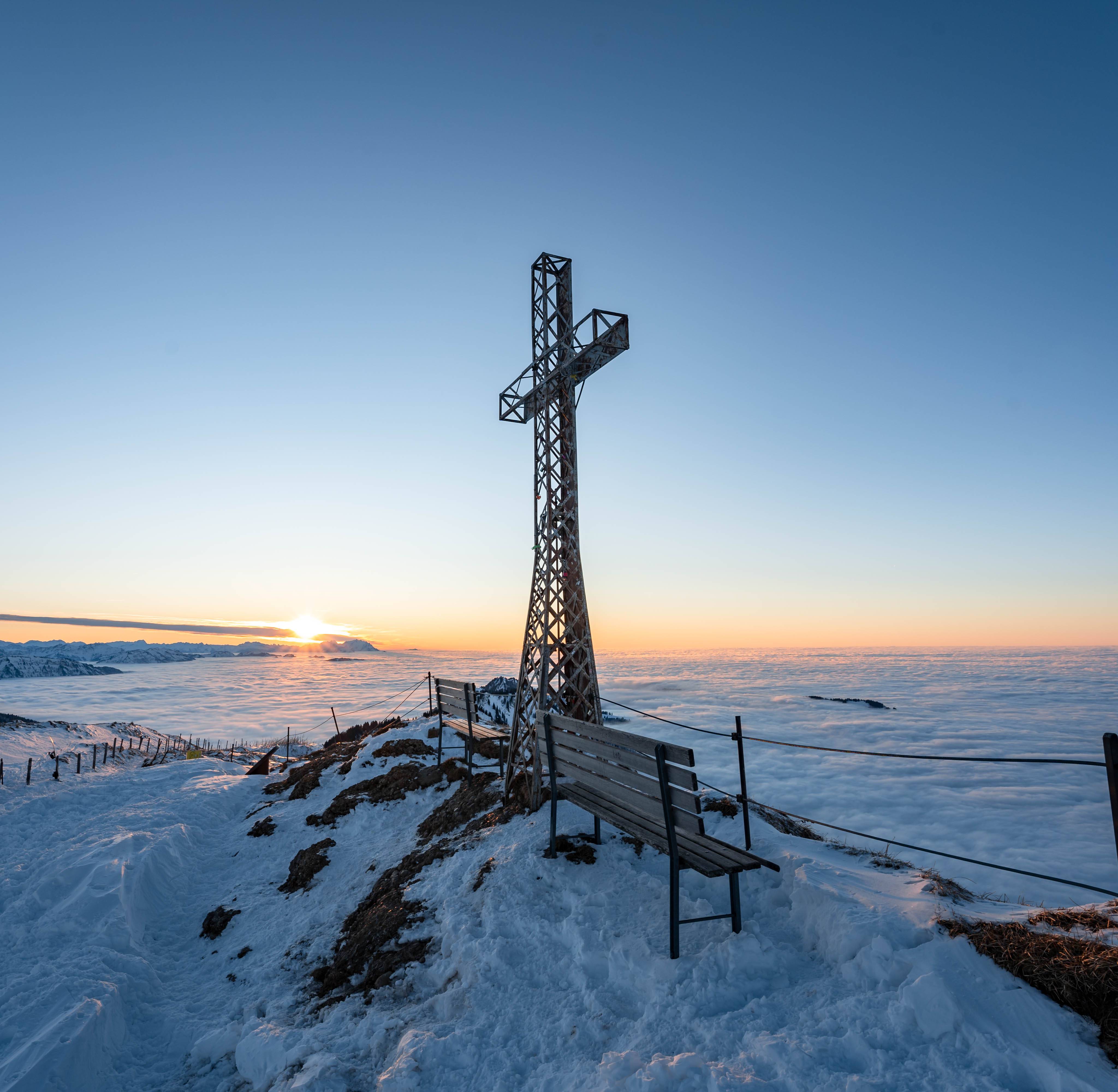 Berggipfel mit Kreuz im Allgäu