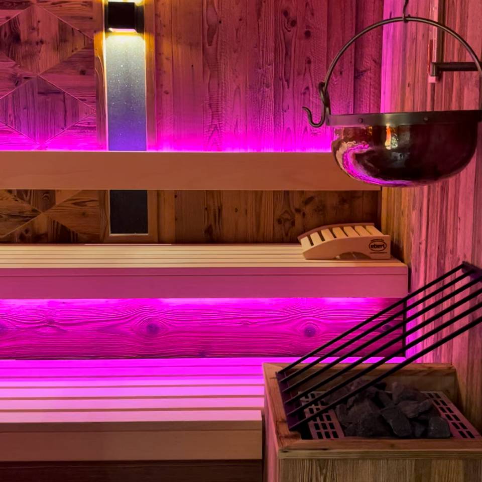 Finnische Sauna mit automatischem Aufguss